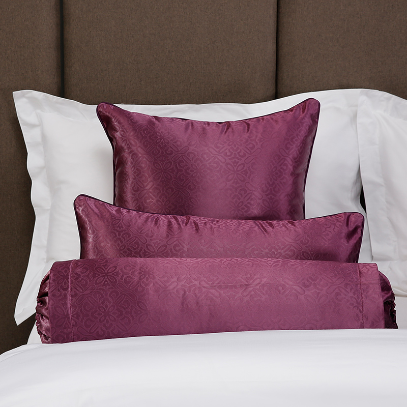 紫色压花团花抱枕