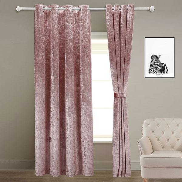 粉色绒面窗帘