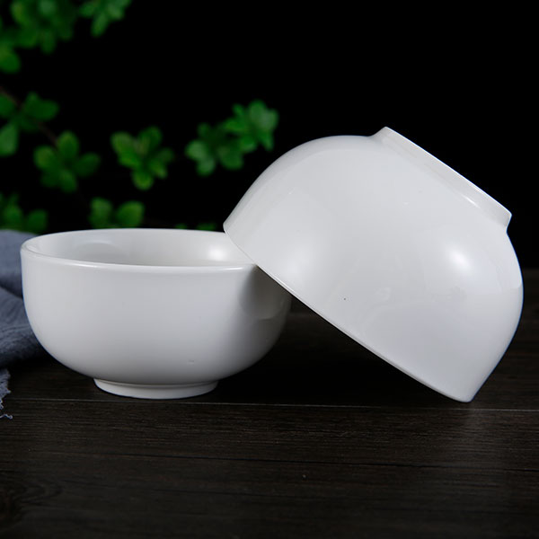 圆润白瓷碗