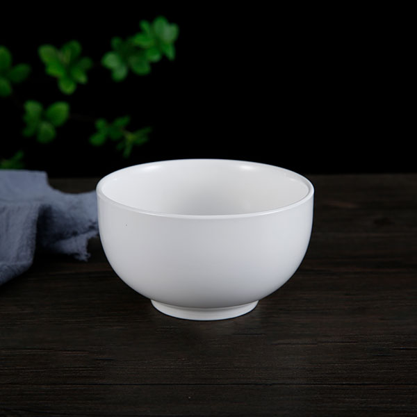 圆润白瓷碗